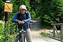 ... tu kończy się droga kamienisto-leśna i zaczyna asfalt ...