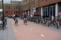 ... ścieżka z parkingiem przed sklepem...