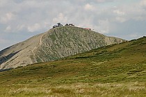 i widok na Śnieżkę z punktu: Památník obětem hor