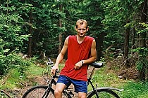 Niebieski szlak prowadzący na szczyt Jagodnej