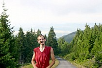 W tle droga na przełęcz, tu akurat nie sprawia wrażenia stromej...