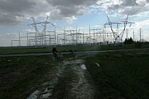 Scieżka koło rozdzielni energetycznej między Siedlcem a Ramiszowem