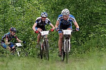 Zawodnicy na trasie wyścigu XC w Przesiece