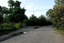 Tutaj skręcamy w lewo w stronę kładki.