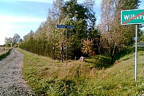 Tu gdzie kończy się Wilkszyn, zjeżdżamy z asfaltu na szutrową drogę.