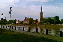 Ścieżka wzdłuż Odry z widokiem na Ostrów Tumski