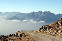 Fragment podjazdu, wygodna szutrowa nawierzchnia aż do samego szczytu