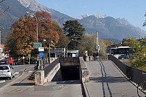 Ścieżka rowerowa po lewej wjeżdża w tunel (przejazd przez skrzyżowanie), a po prawej biegnie dalej i skręca na most