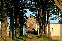 Alejka z kapliczkami prowadzaca na szczyt wzgórza