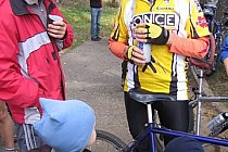 Razem z bratem po maratonie rowerowym. Wnuki nam gratulują ukończenia maratonu.