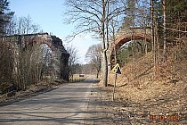 Zniszczony wiadukt kolejowy pod Kozinem