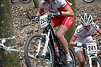 Anna Szafraniec na pierwszych kilometrach prowadziła, tuż za nią Maja Włoszczowska (fot. www.foto.ziolo.eu)