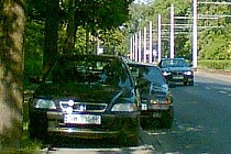 Czy jest zakaz czy nie ma - auta i tak parkują, a to akurat dzień roboczy.