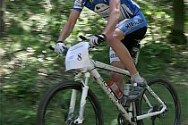 Rafał Hebisz - zwycięzca wyścigu - na trasie maratonu