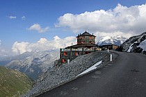 Do tej kawiarni można podjechać i z tarasu podziwiać otaczające góry.