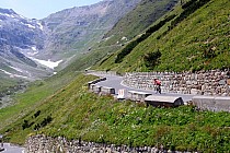 W tym miejscu widać już daleko w przodzie mnóstwo serpentyn prowadzących na przełęcz