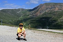 W tle widać mnóstwo ścieżek do pojeżdżenia