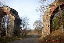 Zniszczony wiadukt w Kozinie.