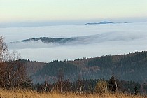 Widok z przełęczy pod Dziczą Górą. W tle masyw Trójgarbu