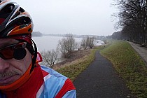 Deptak i ścieżka rowerowa wzdłuż Renu koło Düsseldorfu