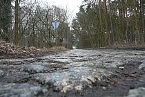 Droga z asfaltowej zmienia się w kamienistą