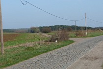 Z drogi prowadzącej w kierunku Obłotna skręcamy w lewo