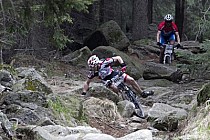 I jeden z kamienistych zjazdów / fot. mtbmarathon.pl