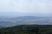 widok z wieży widokowej na Ślęży na pierwszym planie Wzgórza Kiełczyńskie, na drugim Góry Sowie