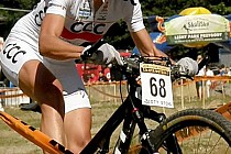 Maja pokonuje skałę