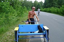 a to taki nietypowy pojazd ale za to cztery osoby wejdą i można śmiało jechać na grila:)