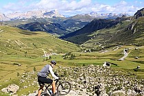 Widoki po lewej stronie, w dole widać szosę prowadzącą na Pordoli Pass