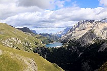 Chwila jazdy i zaczyna wyłaniać się jezioro w dolinie.