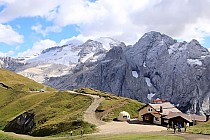 Rif B.ta Fedarola, ścieżka odbijająca w prawo to dalszy cel podróży