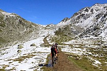 Chatka Chemnitzerhütte widoczna już w oddali, droga wydaje się prosta...