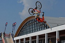 Martin jadący po drugie z rzędu zwycięstwo podczas zawodów dirt jump na Eurobike.