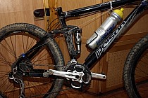 Prowizoryczna blokada przerzutki. Linka związana drutem, aby nie przeszkadzała przy wyciąganiu bidona.