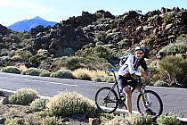 Droga u podnóża masywu