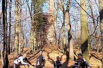 CNR Team a w tle zamek myśliwski z wieżą widokową.