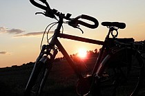 Czernica o zachodzie słońca - widok z ul. Starej