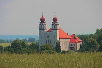 Widok na kościół z ul. Powstańców