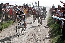 Goniący ucieczkę Fabian Cancellara. Paris- Roubaix 2011 rok.