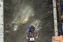 widok na ściankę z dołu