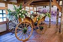 Powóz w dekoracji zielonoświątkowej