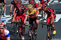 Cadel Evans na mecie w objęciach kolegów z drużyny.