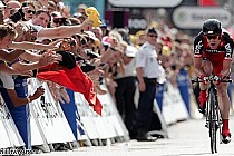 Cadel Evans zmierzający do mety sobotniej jazdy indywidualnej na czas.