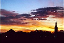 Widok na kościół św. Jerzego przy rynku. Na placu kościelnym znajduje się jedyny w Polsce krzyż pokutny dwuramienny