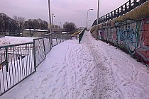 Jedyne przejście Mostem Siekierkowskim ponad Wałem Miedzeszyńskim