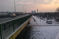 Trasa Siekierkowska i ...odśnieżona jezdnia dla samochodów a w dole kompletnie zasypane śniegiem drogi rowerowe i chodniki.