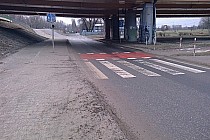 Warszawa, zasyfiona droga dla rowerów w okolicach Trasy Siekerkowskiej.