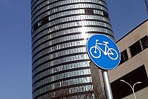 Widok z drogi rowerowej na Sky Tower